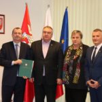 5.	Od lewej: Wiesław Raboszuk wicemarszałek, Tadeusz Zakrzewski wójt gminy Chynów, Urszula Górecka skarbnik gminy Chynów, Rafał Rajkowski członek zarządu województwa mazowieckiego,