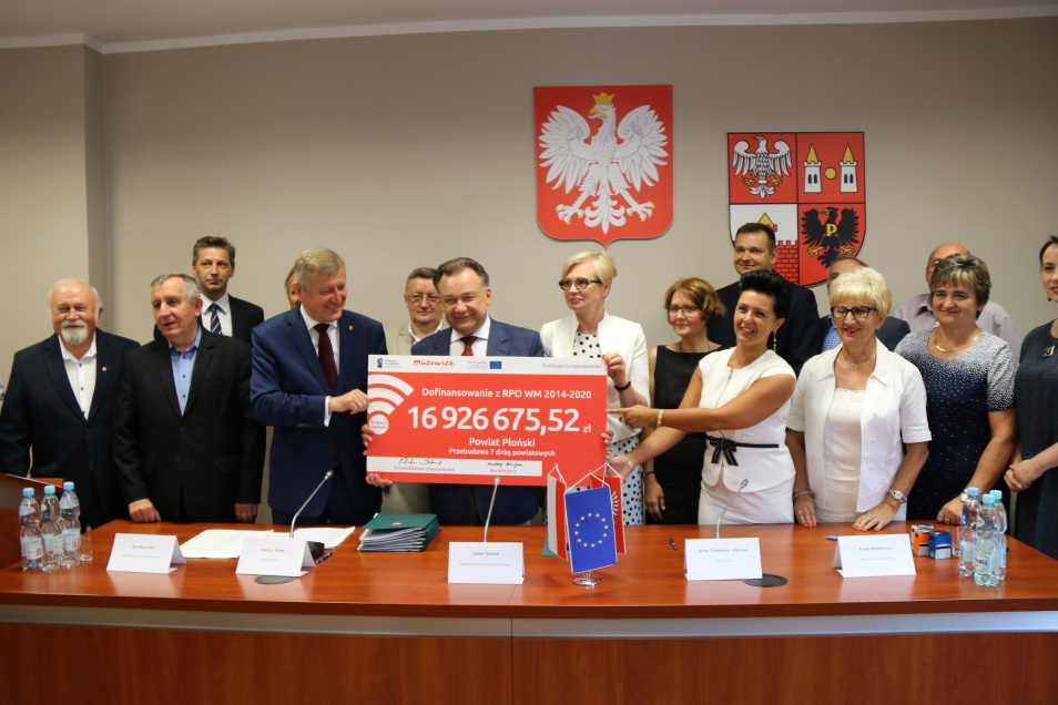 Uroczyste podpisanie umów w Starostwie Powiatowym w Płońsku