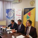 Uroczyste podpisanie umowy. Od lewej: Adam Struzik Marszałek Województwa Mazowieckiego, prof. dr hab. inż. Janusz Zieliński Prorektor Filii Politechniki Warszawskiej, Tomasz Kominek Dyrektor Delegatury Urzędu Marszałkowskiego Województwa Mazowieckiego w Płocku.