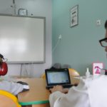 Badania są nieinwazyjne i bezpieczne dla dziecka. Na zdjęciu zespół Światowego Centrum Słuchu bada uczniów w powiecie wyszkowskim