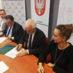 Uroczystość podpisania umowy. Od prawej: Katarzyna Jakubowska Wiceprezes Zarządu Przedsiębiorstwa Gospodarowania Odpadami w Płocku, Stefan Kotlewski Prezes Zarządu Przedsiębiorstwa Gospodarowania Odpadami w Płocku, Adam Struzik Marszałek Województwa Mazowieckiego  oraz Tomasz Kominek Dyrektor Delegatury w Płocku.