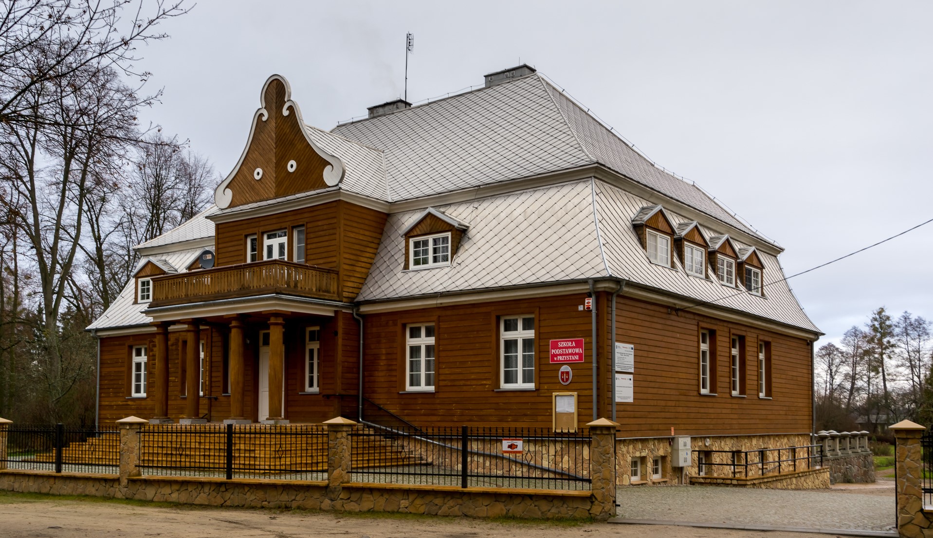 Remont zabytkowego dworu w miejscowości Przystań, z którego korzystają uczniowie szkoły podstawowej; beneficjent: Gmina Olszewo-Borki (zdjęcie nr 1: Gmina Olszewo-Borki)
