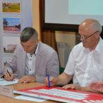 Uroczystość podpisania umów.