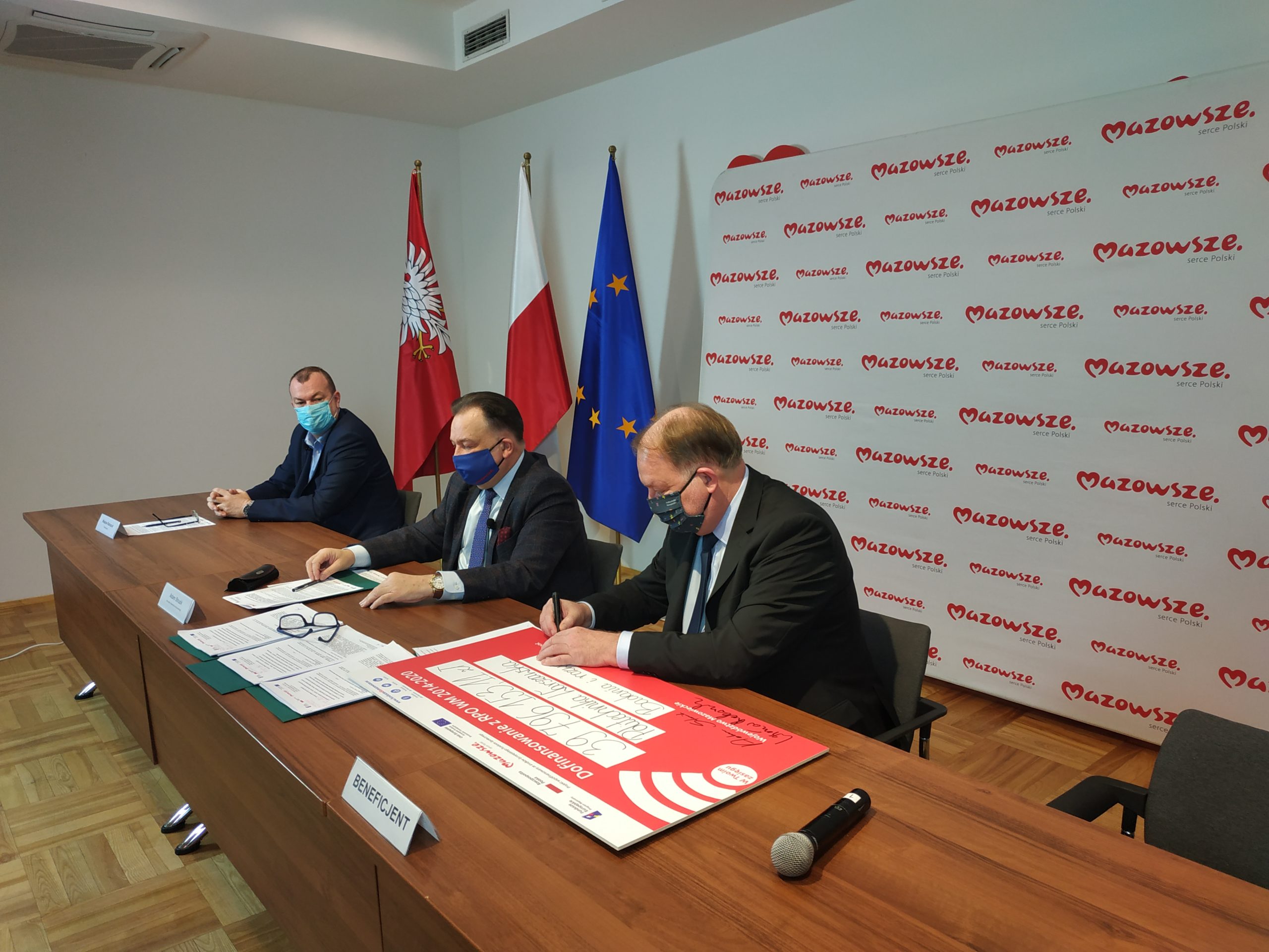 Dzisiaj umowy w tej sprawie podpisali marszałek Adam Struzik, wicemarszałek Wiesław Raboszuk oraz beneficjenci.