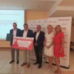 Wiesław Rabouszuk Wicemarszałek Województwa Mazowieckiego i przedstawiciele Muzeum Wsi Mazowieckiej z pamiątkowym czekiem.