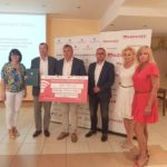 Wiesław Rabouszuk Wicemarszałek Województwa Mazowieckiego i reprezentanci Muzeum Wsi Mazowieckiej z pamiątkowym czekiem.