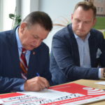 Podpisywanie umowy na termomodernizację budynków w Płońsku.