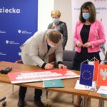 Podpisanie pamiątkowego czeku przez Pana Krzysztofa Strzałkowskiego radnego województwa mazowieckiego