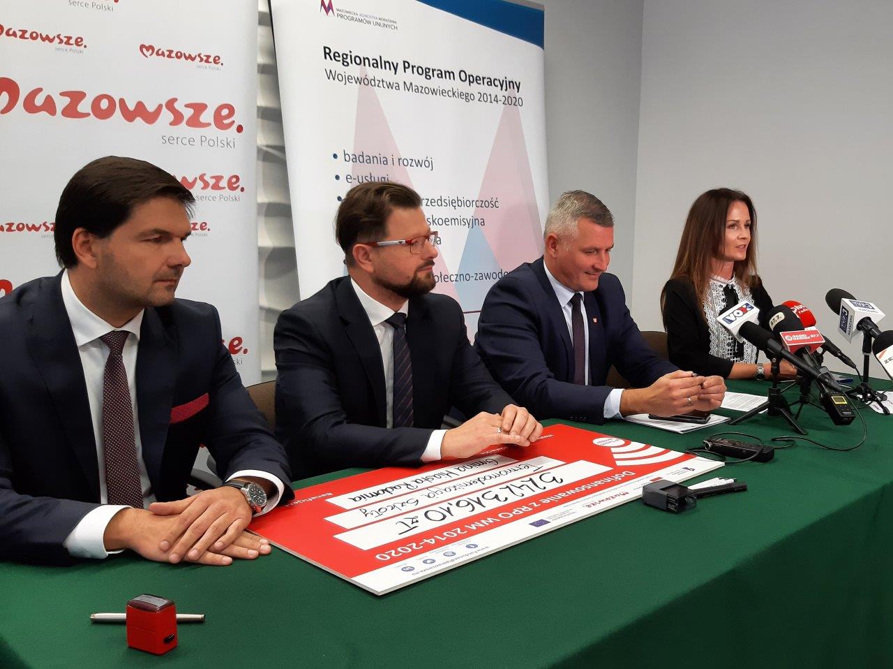 Wicemarszałek Województwa Mazowieckiego Rafał Rajkowski i beneficjenci przy podpisywaniu umowy na termomodernizację ZSE