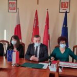 Wspólny podpis do zdjęć: Uroczyste podpisanie umowy na dofinansowanie prac z zakresu termomodernizacji w budynkach Zespołu Szkół i GOPS w gminie Zabrodzie.