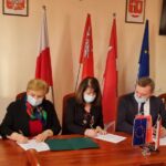 Wspólny podpis do zdjęć: Uroczyste podpisanie umowy na dofinansowanie prac z zakresu termomodernizacji w budynkach Zespołu Szkół i GOPS w gminie Zabrodzie.