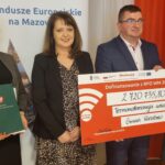 Członkinie zarządu województwa mazowieckiego Elżbieta Lanc i Janina Ewa Orzełowska i przedstawiciele gminy Wierzbno z pamiątkowym czekiem na termomodernizację szkół.