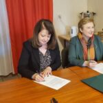 Członkinie zarządu województwa mazowieckiego Elżbieta Lanc i Janina Ewa Orzełowska i przedstawiciele gminy Wierzbno  przy podpisaniu umowy.