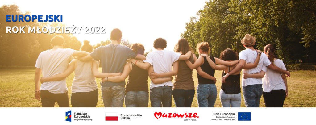 Grafika przedstawia napis Europejski Rok Młodzieży 2022. Zdjęcie przedstawia objętych młodych ludzi stojących na leśnej polanie. 