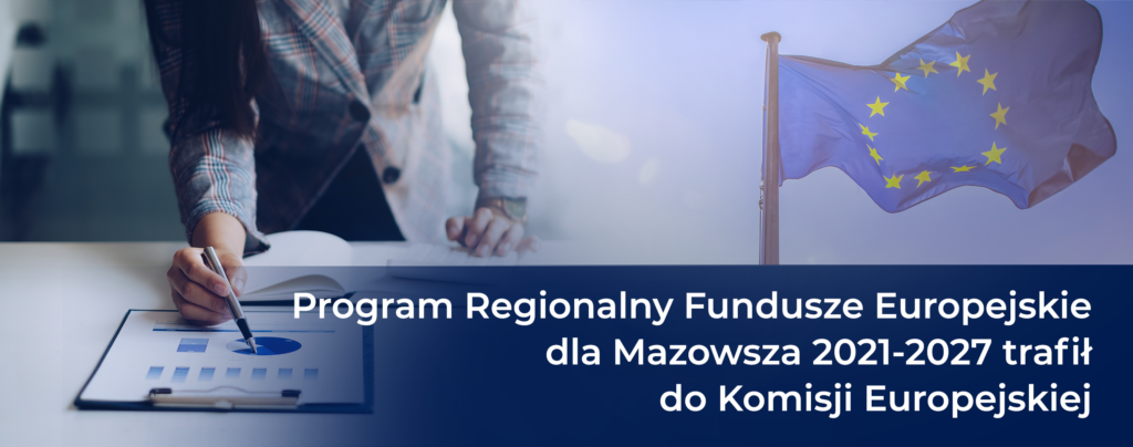 Hasło Program regionalny Fundusze Europejskie dla Mazowsza 2021-2027 trafił do Komisji Europejskiej, a w tle flaga Unii Europejskiej oraz mężczyzna wskazujący na dokument