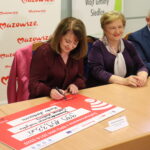 Uroczyste podpisanie pamiątkowego czeku z władzami miasta Łaskarzew
