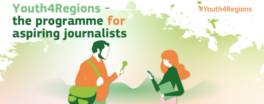 Grafika przedstawia napis Youth4Regions – the programme for aspiring journalists. W tle widać postaci młodych dziennikarzy, kobietę trzymającą w ręku dyktafon i mężczyznę trzymającego mikrofon. 