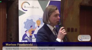 Dyrektor MJWPU Mariusz Frankowski prezentuje efekty realizowanych projektów w ramach programu regionalnego z zakresu przejścia na gospodarkę niskoemisyjną.