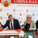 Podpisanie pamiątkowego czeku dla gminy Kazanów