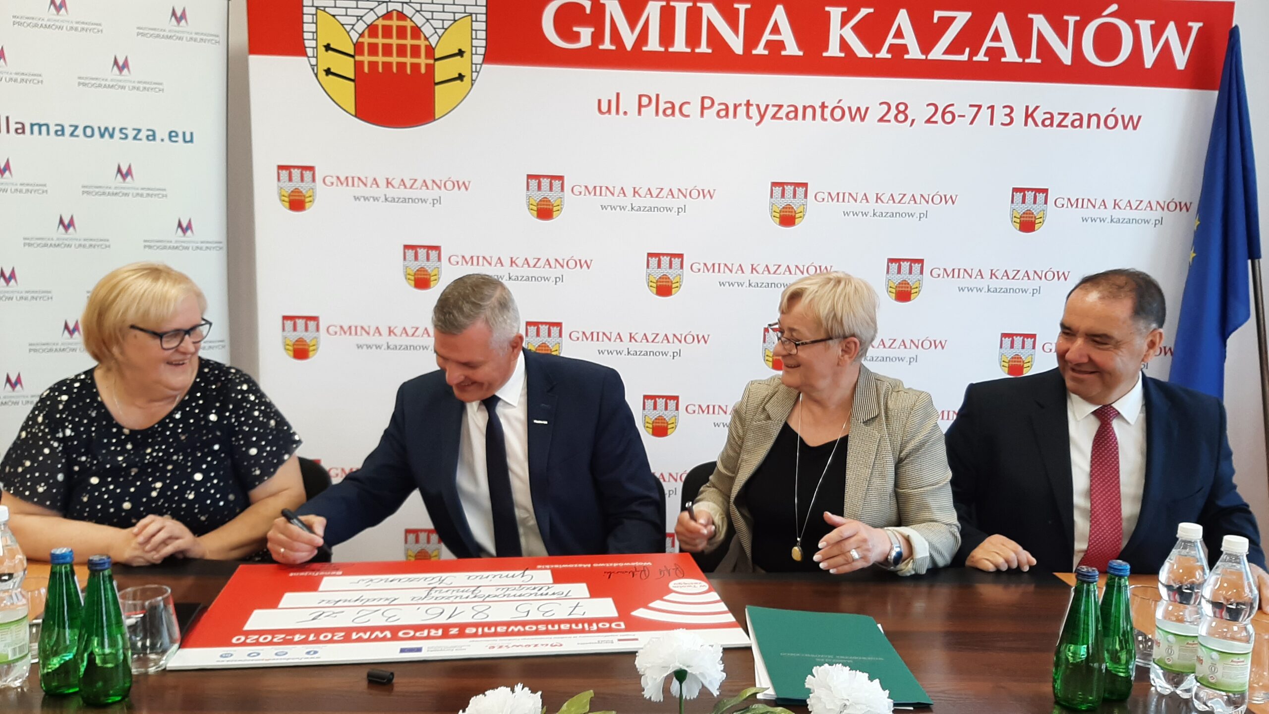 Podpisanie pamiątkowego czeku dla gminy Kazanów