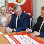 Wójt gminy Orońsko podpisuje pamiątkowy czek