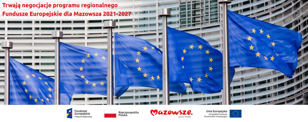 Grafika przedstawia napis Trwają negocjacje programu regionalnego Fundusze Europejskie dla Mazowsza 2021-2027. W tle widać flagi unijne.