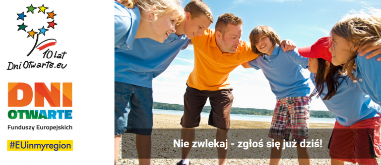 : Grafika promująca Dni Otwarte Funduszy Europejskich 2023 z hasłem: Nie zwlekaj - zgłoś się już dziś! Obok zdjęcie uśmiechniętej grupy młodych osób trzymających się za ramiona.
