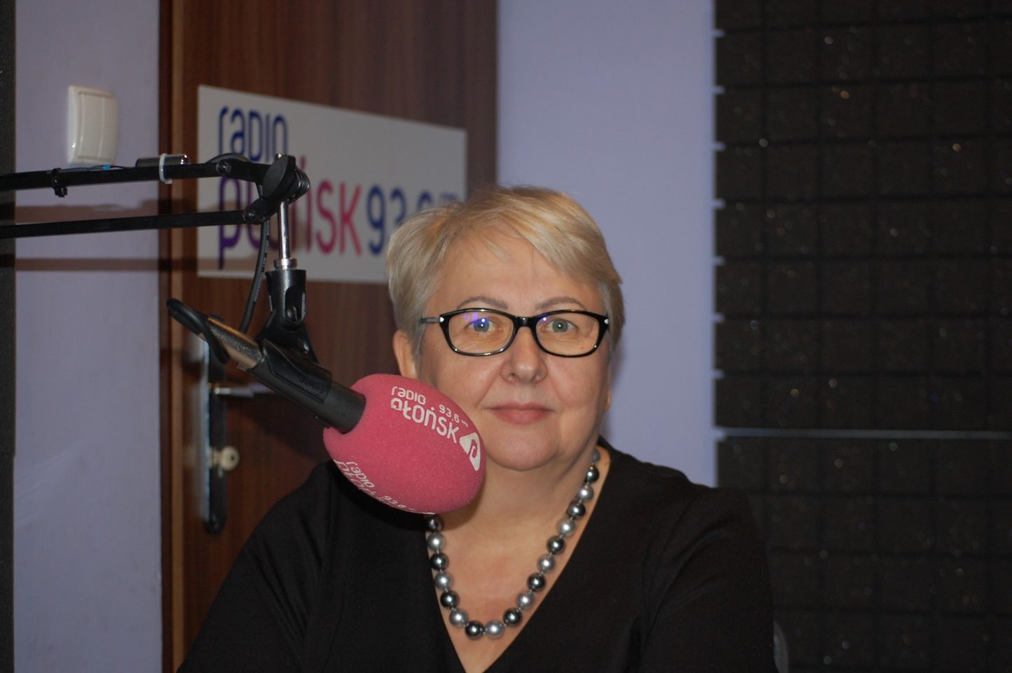 na zdjęciu widać Panią Elżbietę Szymanik zastępcę dyrektora w Mazowieckiej Jednostce Wdrażania Programów Unijnych podczas wywiadu w studiu Radia Płońsk.