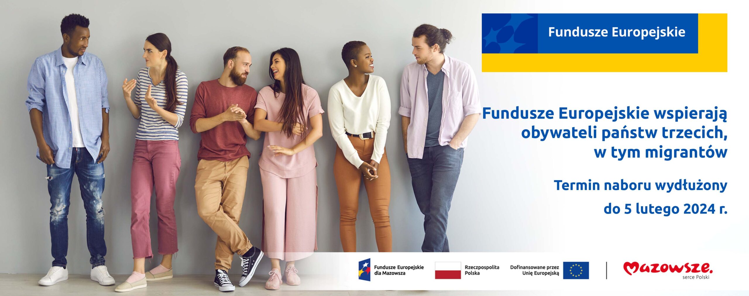 Grafika przedstawia napis Fundusze Europejskie wspierają obywateli państw trzecich, w tym migrantów. Termin naboru wydłużony do 5 lutego 2024 r. Na zdjęciu widać ludzi z różnych stron świata, którzy rozmawiają ze sobą, integrują się.